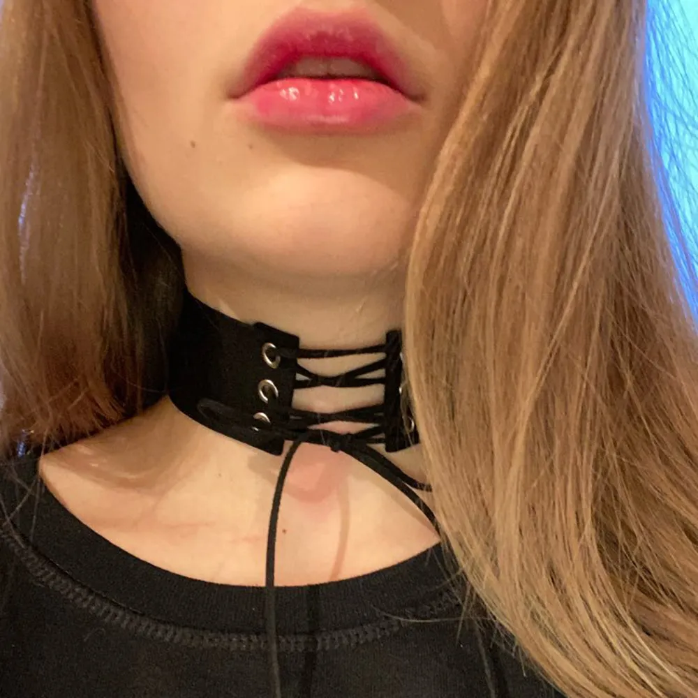 MAYTRENDS  - Lace-Up Velvet Choker